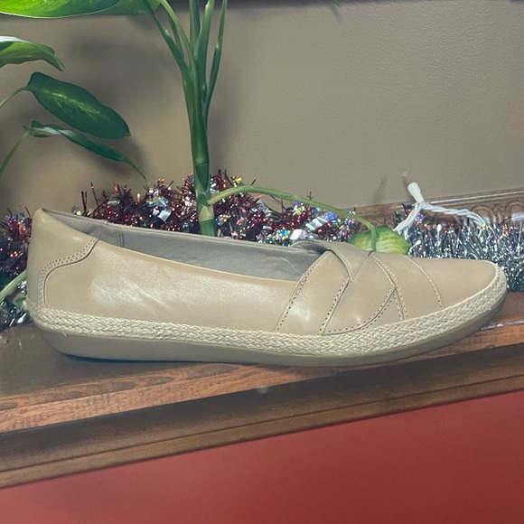 CLARK DANELLY SHINE SAND LEATHER SLIP-ON FLATS. NEW WITHOUT BOX. SIZE 11W - Picture 2 of 7